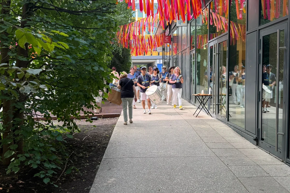 Des musiciens en déambulation dans les allées d’Issy Cœur de Ville